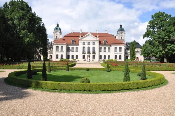 Polonia Kozlowka palacio con jardín — Foto de Stock