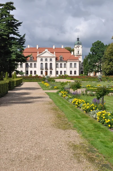 Polonia Kozlowka palacio con jardín — Foto de Stock