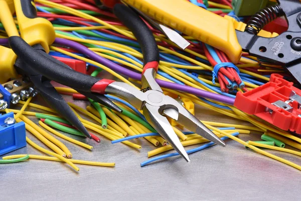 Ferramentas e cabos eléctricos utilizados em instalações eléctricas — Fotografia de Stock