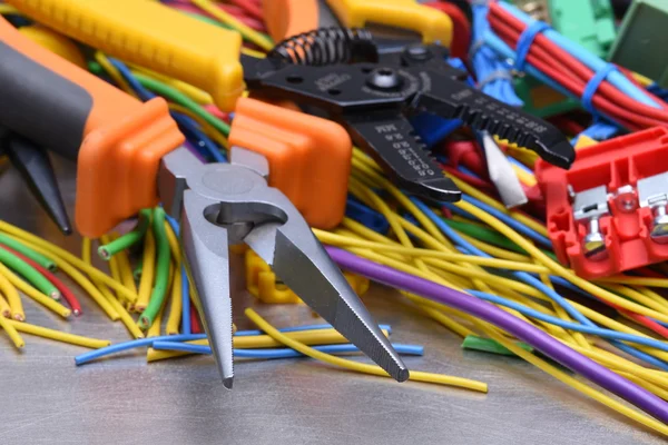 Ferramentas e cabos eléctricos utilizados em instalações eléctricas — Fotografia de Stock