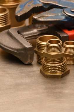 İngiliz anahtarı ve pirinç bağlantı parçaları