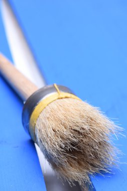 Ahşap arka plan üzerinde boya fırçası