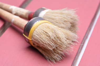 Ahşap kağıt üzerinde Boya fırçaları