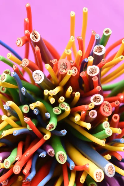 Группа цветных электрических кабелей — стоковое фото