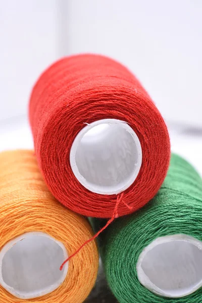 Bobines colorées de fil — Photo
