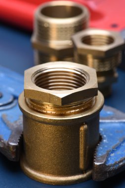 Pirinç parçaları ve İngiliz anahtarı