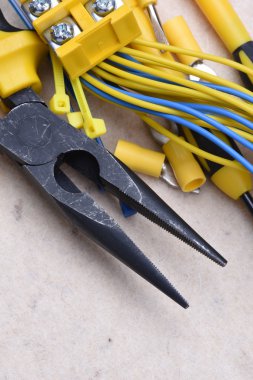 Elektrik pense ve kabloları