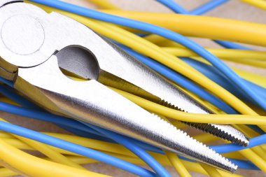 Elektrik pense ve kabloları