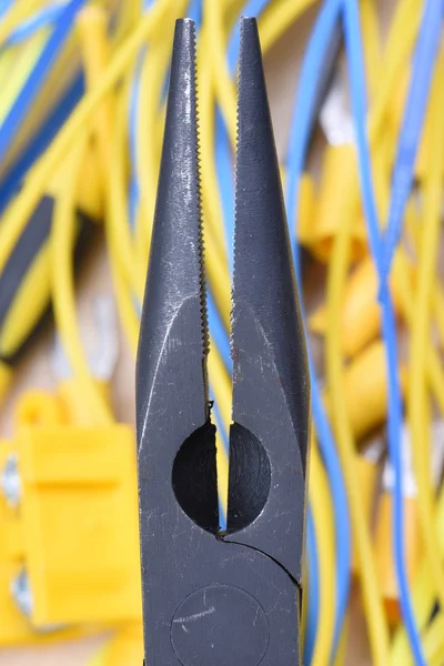 Elektrische Zangen und Kabel — Stockfoto