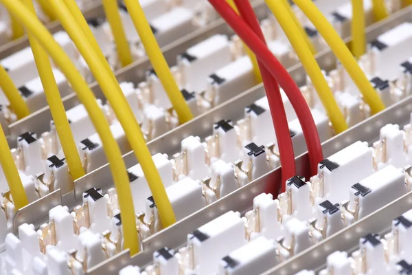 Marco de distribución principal de telecomunicaciones con cables de colores —  Fotos de Stock