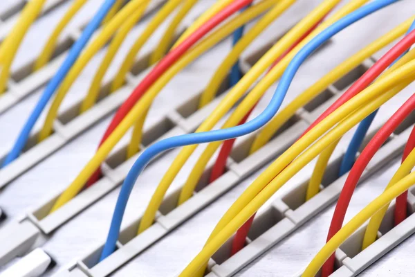 Quadro de distribuição principal de telecomunicações com cabos coloridos — Fotografia de Stock