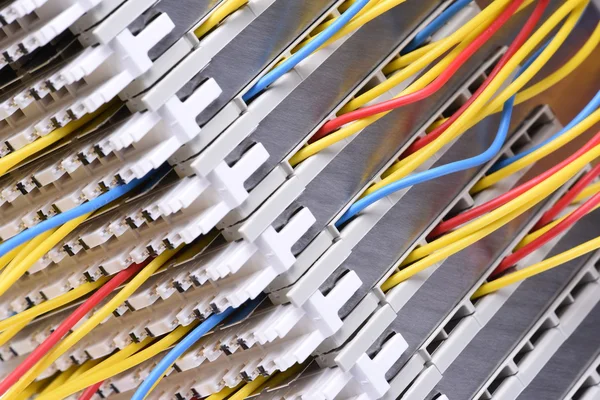 Telekommunikation huvuddistributionen ram med färgglada kablar Royaltyfria Stockbilder