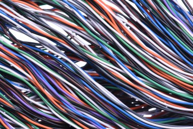 Beyaz arka plan üzerinde renkli kablo