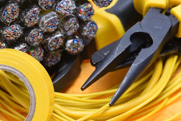 Elektrik pense ve kabloları — Stok fotoğraf