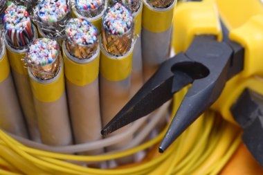 Elektrik pense ve kabloları