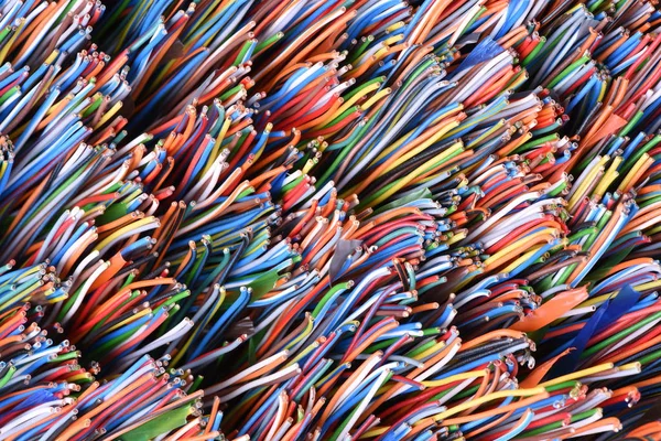 Kleurrijke elektrische kabels en draden, datanetwerk — Stockfoto