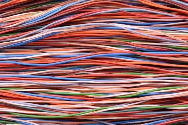 bilgisayar ve internet ağının renkli kablo