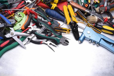 Gri metal zemin üzerine araçlar kümesi