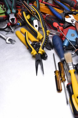 Gri metal zemin üzerine araçlar kümesi