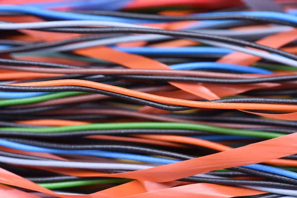 Kablolar ve teller elektrik ve telekomünikasyon sistemleri