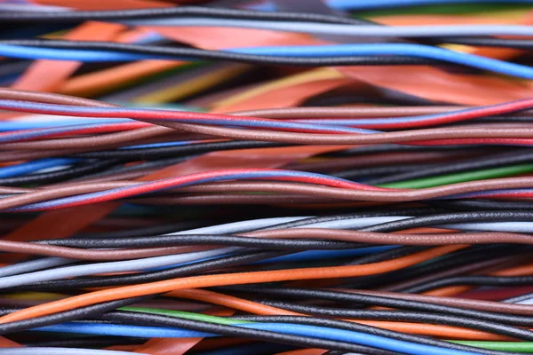 Cables y cables en sistemas eléctricos y de telecomunicaciones —  Fotos de Stock