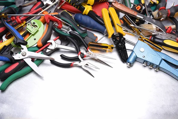 Gri metal zemin üzerine araçlar kümesi