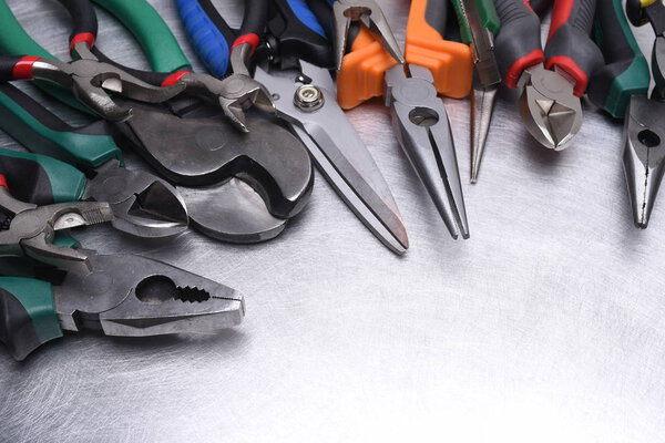 Комплект инструментов на фоне серого металла
