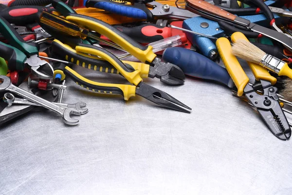 Set van tools op grijs metalen oppervlak — Stockfoto