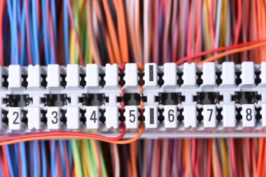 Telekomünikasyon donanımları, kabloları ile ana dağıtım çerçeve