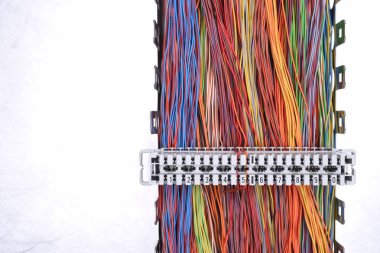 Telekomünikasyon donanımları çapraz kablolar ile paneli