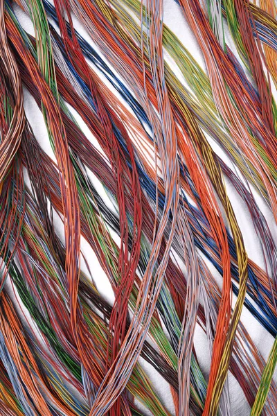 Cables y cables de redes eléctricas y de telecomunicaciones — Foto de Stock