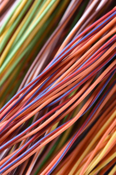 Renkli bağlantı kabloları ve telleri bilgisayar ve internet ağ — Stok fotoğraf
