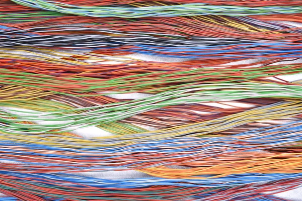 Cabos e fios de rede eléctrica e de telecomunicações — Fotografia de Stock