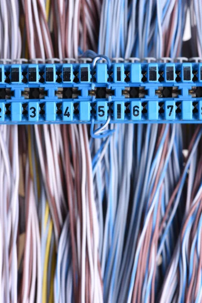 Equipo de telecomunicaciones, marco de distribución principal con conexiones de cable — Foto de Stock