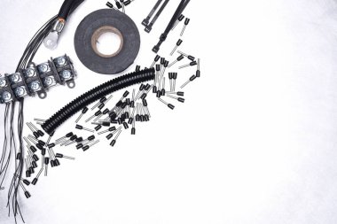 Metal arka plan üstten görünüm üzerinde elektrik aksesuarları