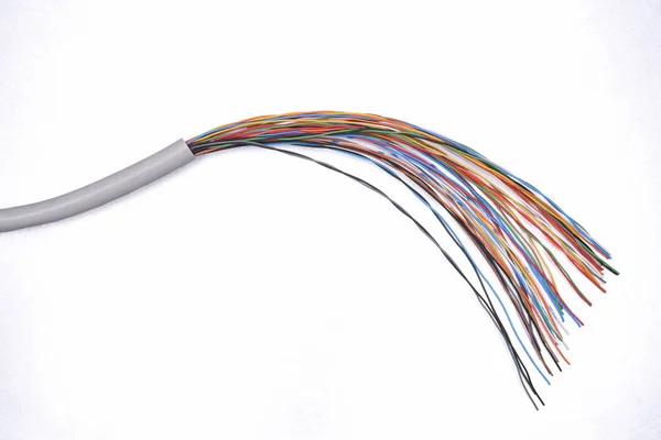 Elektrický kabel na šedé kovové pozadí — Stock fotografie