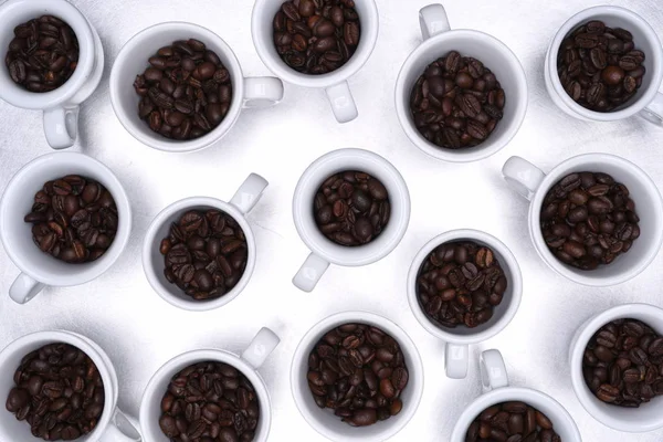 Groupe de tasse à café avec vue sur le dessus des grains torréfiés — Photo