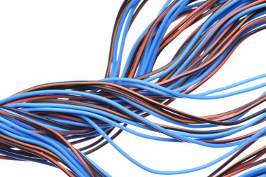 Beyaz arka planda bilgisayar kabloları