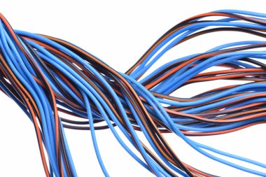 Beyaz arka planda bilgisayar kabloları