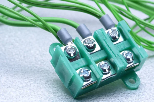 Klemmleiste und Stecker mit elektrischem Kabel — Stockfoto