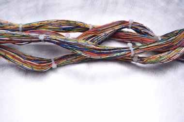 Metal arka plan üzerinde renkli elektrik kablolarının girdap 
