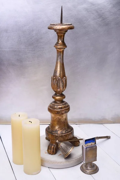 액세서리와 함께 골동품 나무 도금된 촛대 — 스톡 사진