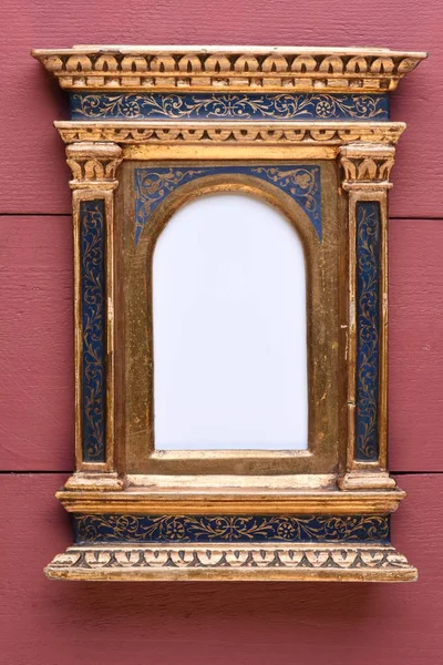 Marco de madera de oro antiguo en el estilo florentino en la pared de madera —  Fotos de Stock