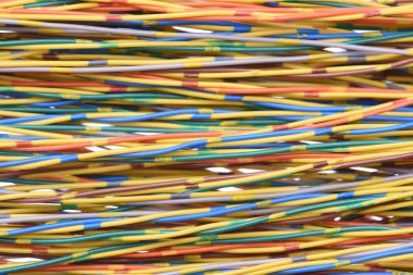 Renkli telekomünikasyon ve elektrik kabloları
