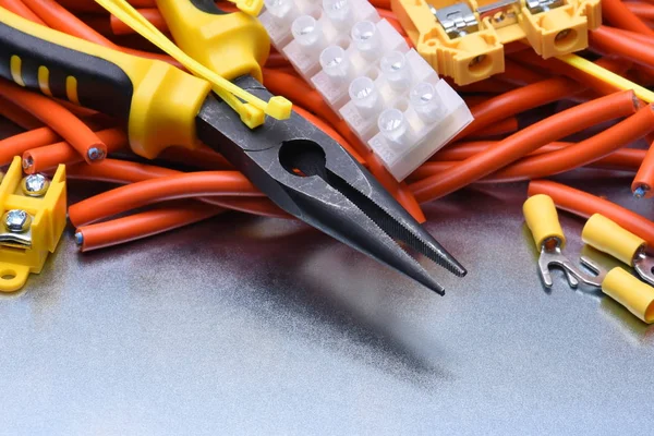 Narzędzia elektryczne i kable — Zdjęcie stockowe