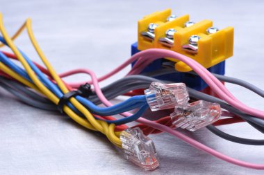 Renkli elektrik kabloları bağlantısı