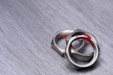 Metal arka plan üzerinde çelik somun