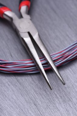 Elektrik araç ve kablo Metal arka plan üzerinde 