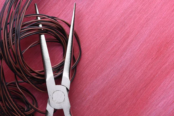 Elektrický nástroj a kabel na kovové pozadí — Stock fotografie