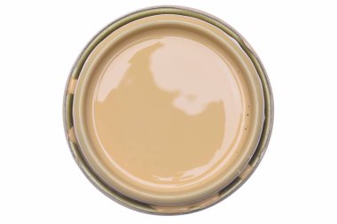 Beyaz arka plan üzerinde izole Creme renk boya ile kapak